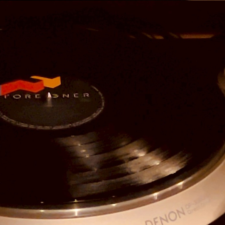 店内の音楽を流すレコードプレーヤー